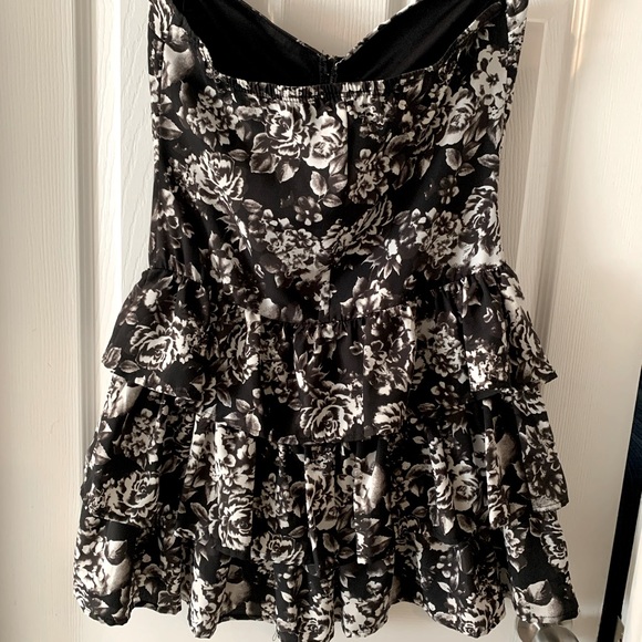 Beautiful mini dress 🖤🤍 - Picture 9 of 9